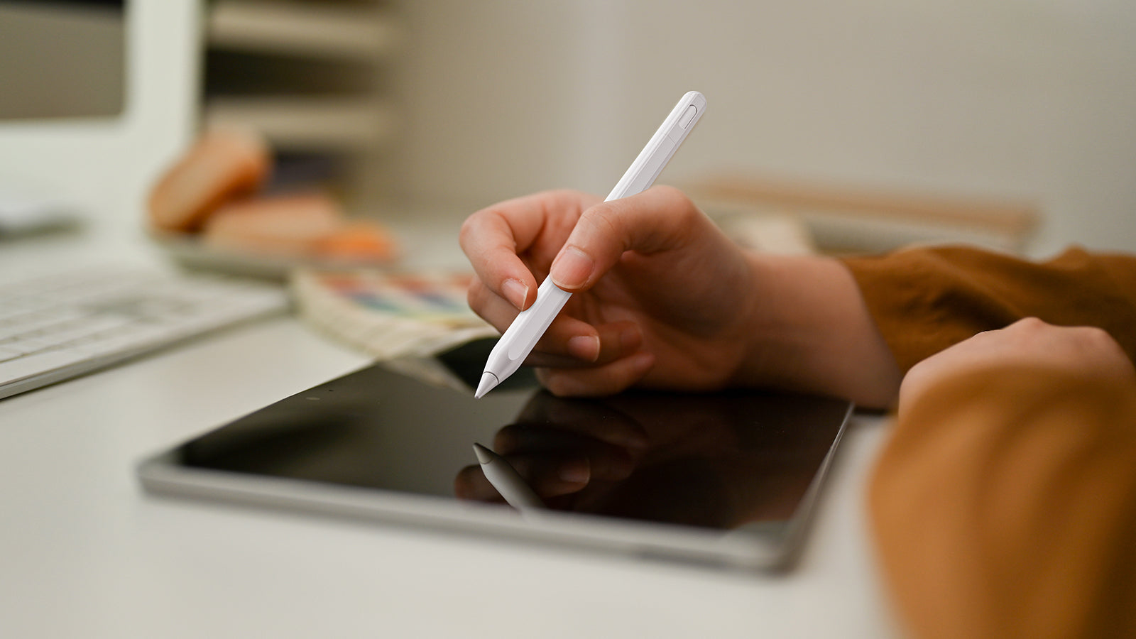 Use a stylus pen to work efficiently on iPad for creative and professional tasks